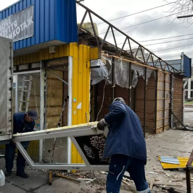 У Подільському районі прибрали понад 1500 кв. м МАФів: проспект Свободи звільнили від хаосу - 3