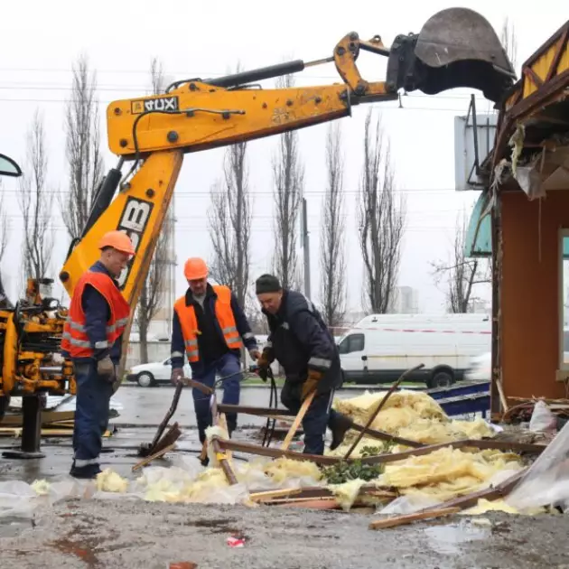 У Подільському районі прибрали понад 1500 кв. м МАФів: проспект Свободи звільнили від хаосу - 4