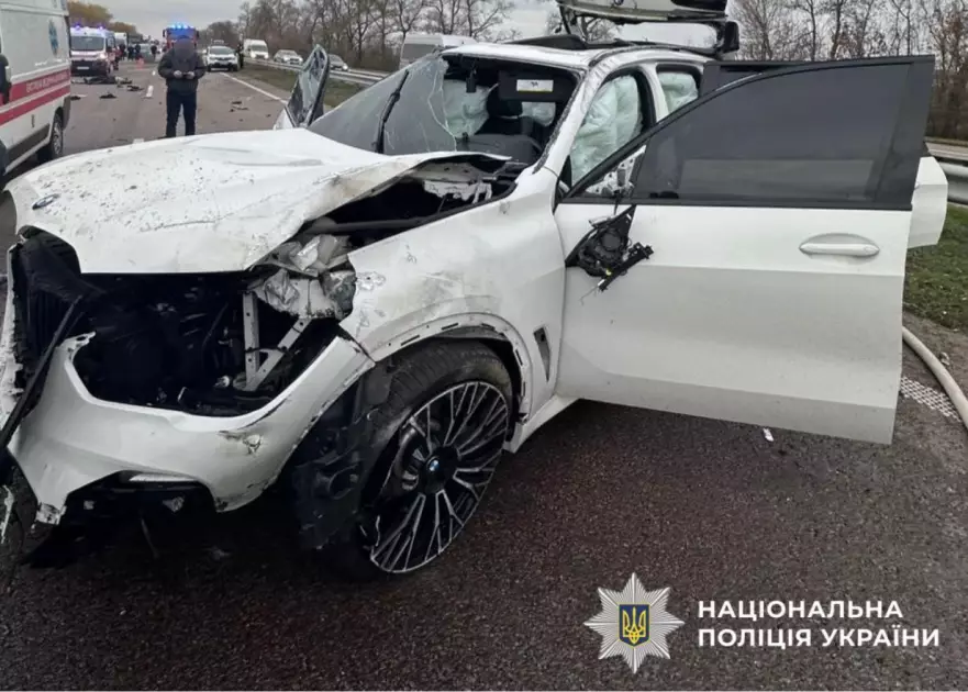 На Бориспільщині загинули двоє людей у ДТП: BMW перекинувся після удару в відбійник - 1