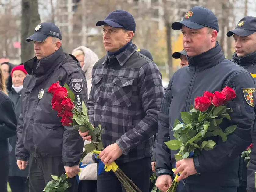 У Києві вшанували молодшого сержанта Олексія Савченка: на будинку відкрили меморіальну дошку - 3