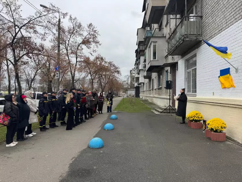 У Києві вшанували молодшого сержанта Олексія Савченка: на будинку відкрили меморіальну дошку - 1