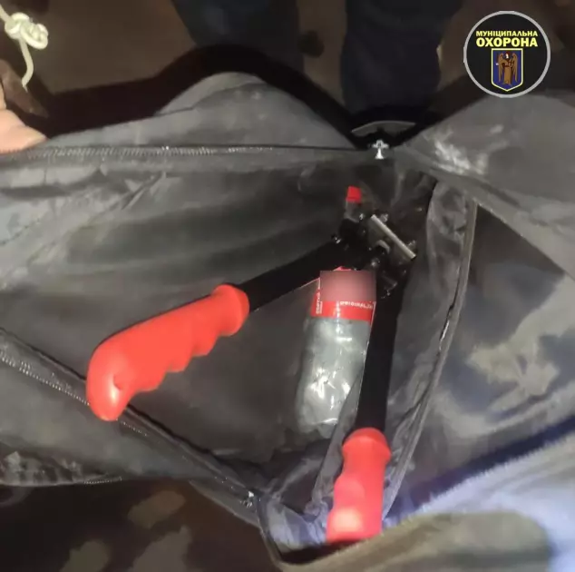 Небезпечні розваги: у Києві підлітки напали на охоронця недобудови газовим балончиком - 1