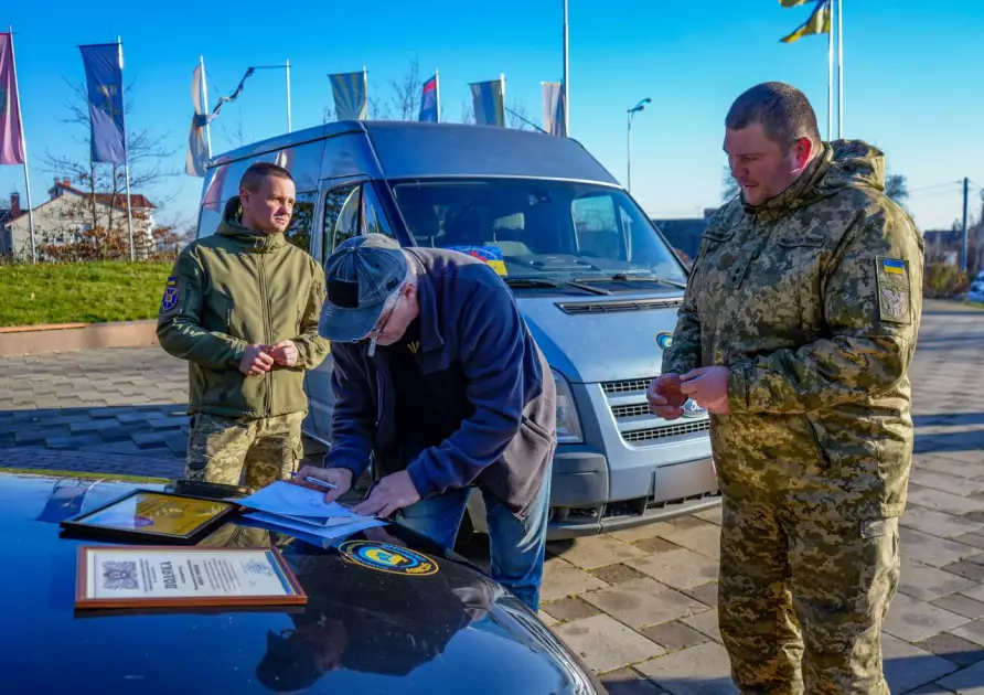 Два авто з Литви передали підрозділам Київського військового ліцею та 114-ї бригади ТрО - 2