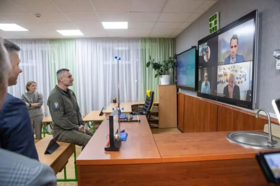 Столичний ліцей у Дарниці перетворили на “цифрову фортецю” під час війни - 2