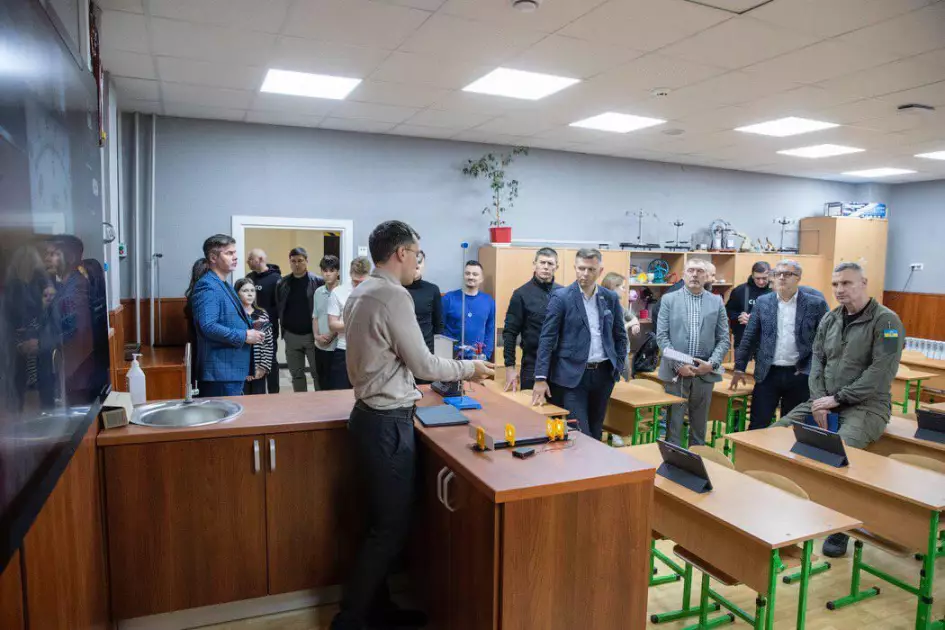 Столичний ліцей у Дарниці перетворили на “цифрову фортецю” під час війни - 1