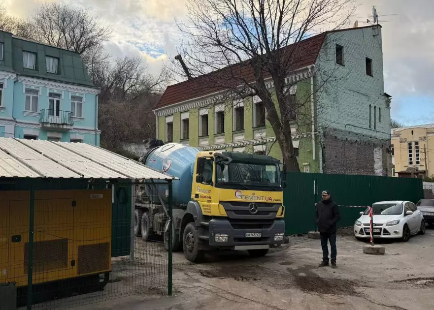 На Подолі розбирають останні флігелі Садиби Носача під приводом «археології» - 2
