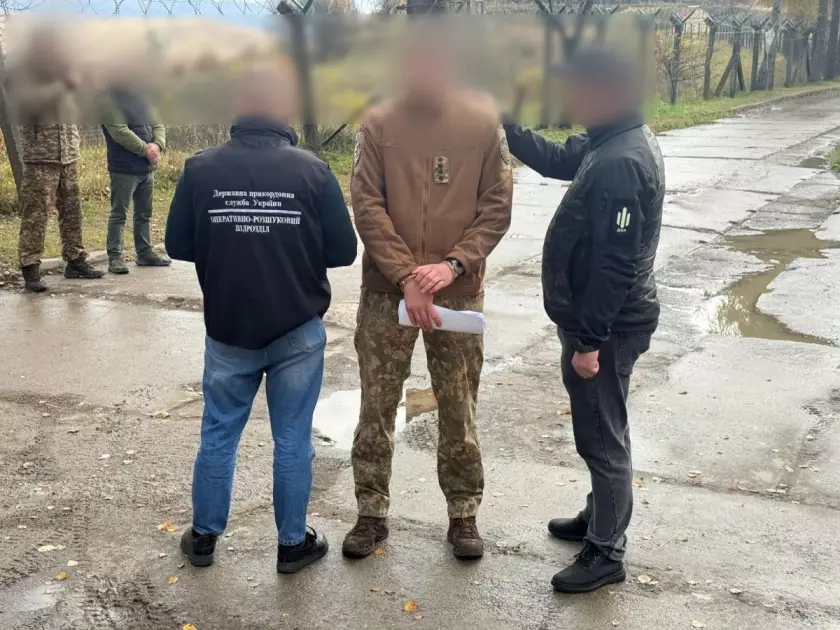 На Закарпатті затримали двох чоловіків у військовій формі за 400 м від кордону з Румунією - 1