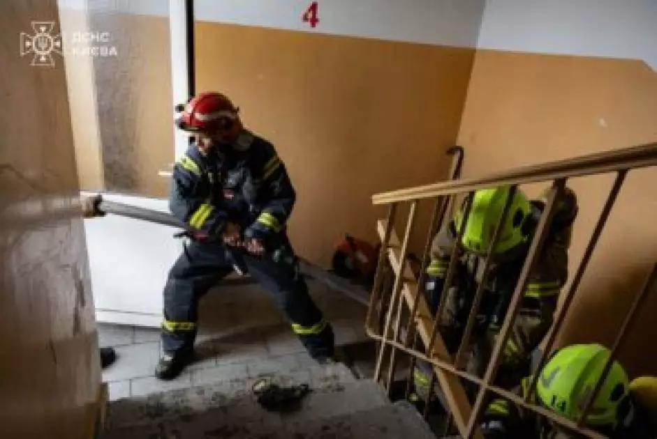 Через вибух зарядної станції в Києві загорілася квартира: рятувальники врятували двох людей - 1