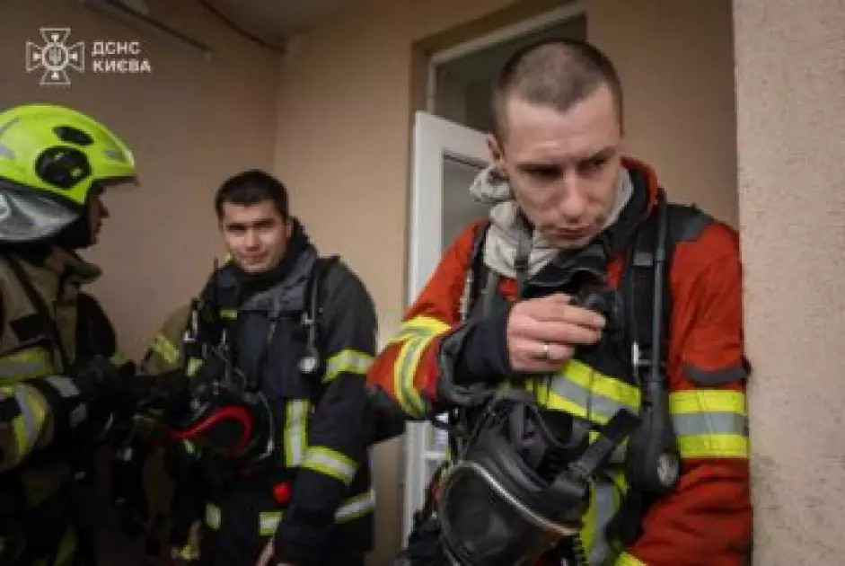 Через вибух зарядної станції в Києві загорілася квартира: рятувальники врятували двох людей - 4