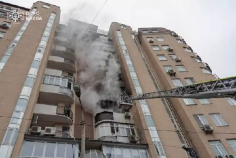 Через вибух зарядної станції в Києві загорілася квартира: рятувальники врятували двох людей - 5