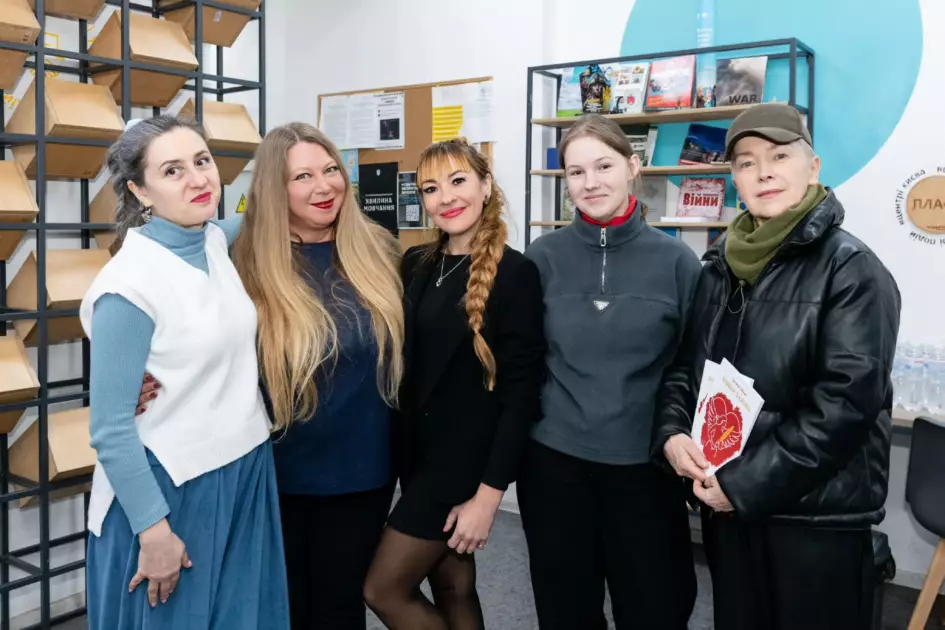 У Києві презентували поетичну збірку Євгенії Сніцар «Конкістадора»: поезія еміграції, діалогу й світла - 4