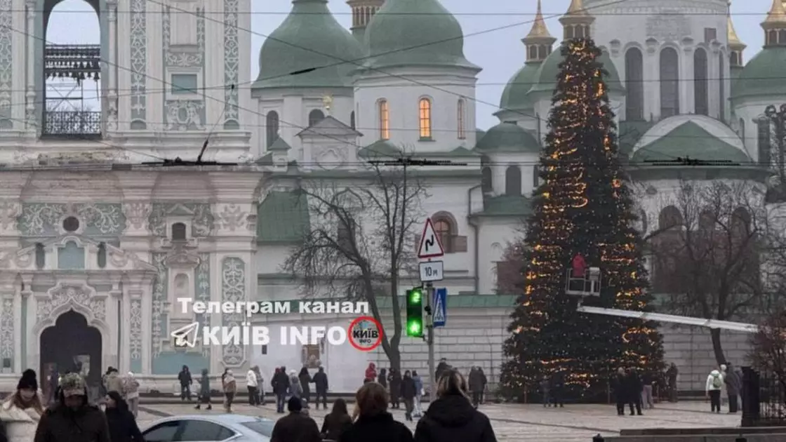 Головна ялинка України вже світиться: центр Києва готується до свят - 1