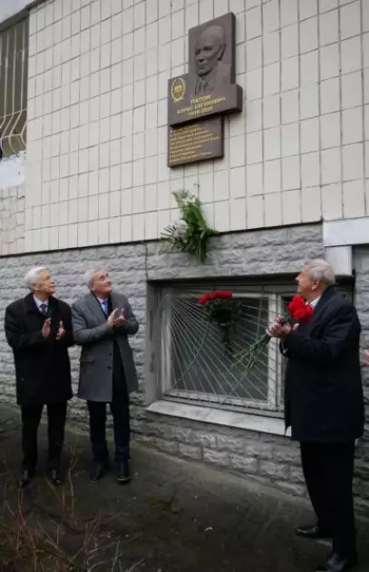 У Києві відкрили меморіальну дошку Борису Патону на будинку, де він прожив майже пів століття - 2