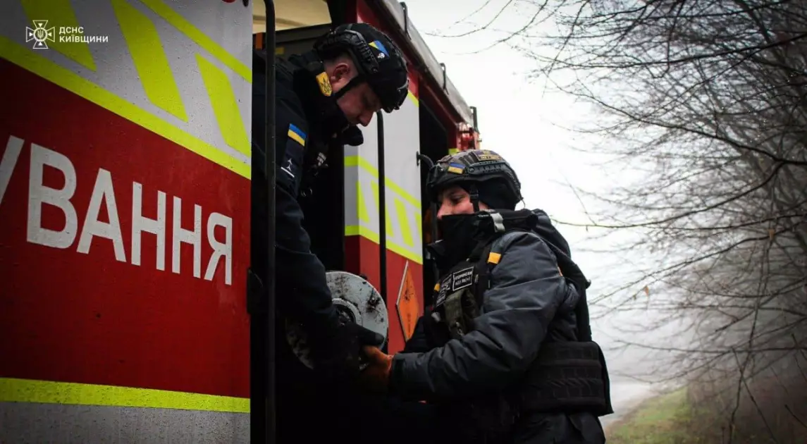 У лісі на Київщині знайшли нерозірваний «шахед»: бойову частину вивезли на підрив - 3