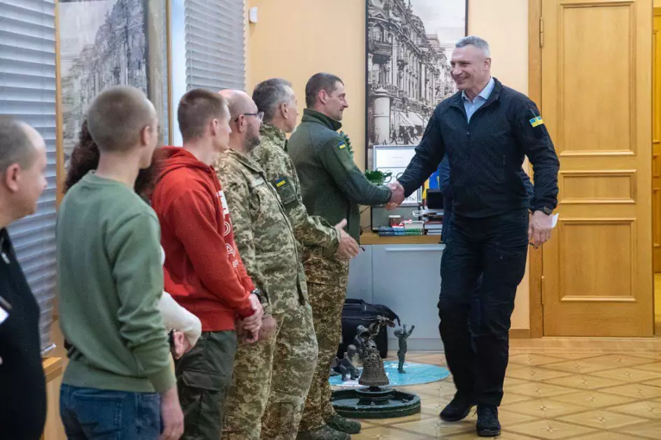 Кличко передав ветеранам ще 10 квартир: один боєць чекав житло з 1994 року - 3