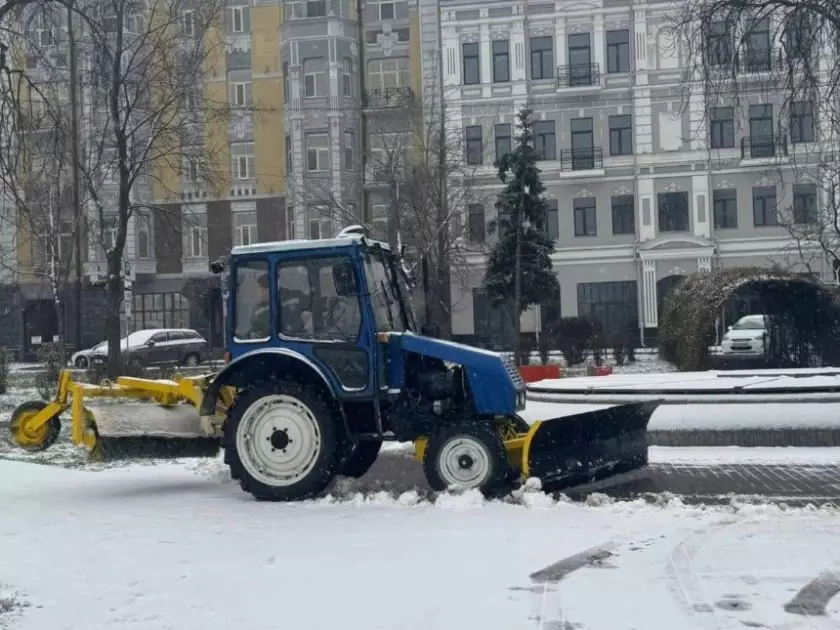 Зима в дії: як Київ прибирає сніг на дорогах, тротуарах і в парках - 1