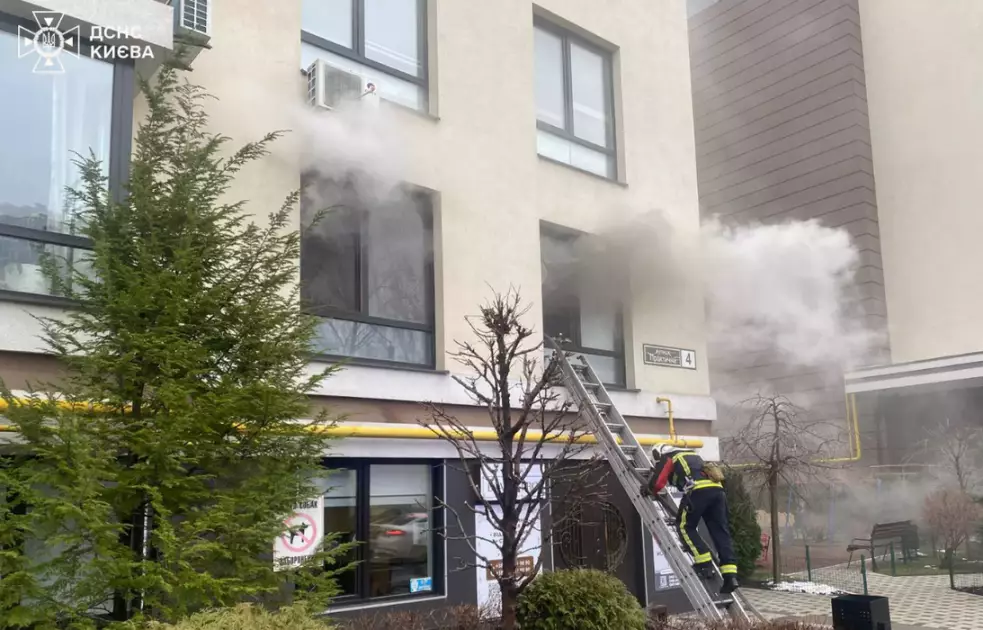 Небезпека поруч: у Києві рятувальники гасили пожежу з сильним задимленням - 1