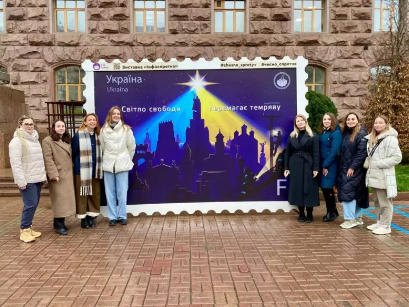«Світло свободи перемагає темряву»: біля КМДА відкрили марку-фотозону - 2