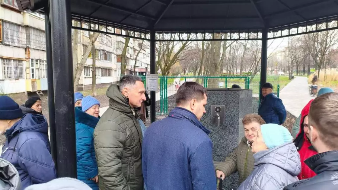 Оболонь із новим джерелом: на Вишгородській відкрили бювет з артезіанською водою - 3