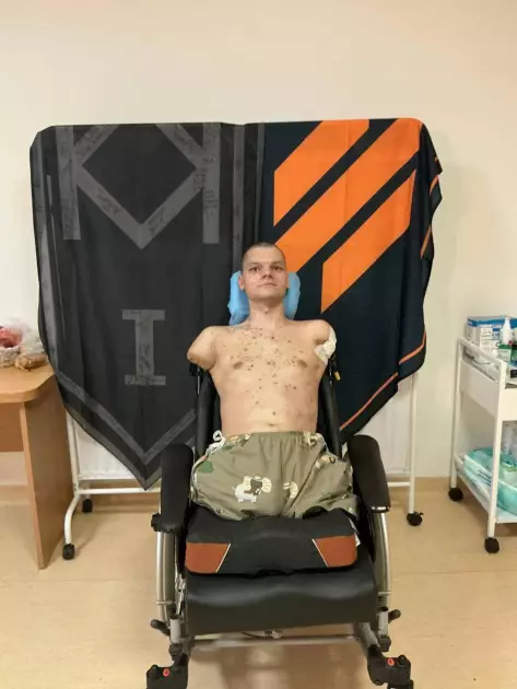 «Немає рук — немає картки»: у київському ПриватБанку пораненому військовому відмовили у виплатах через формальність - 1