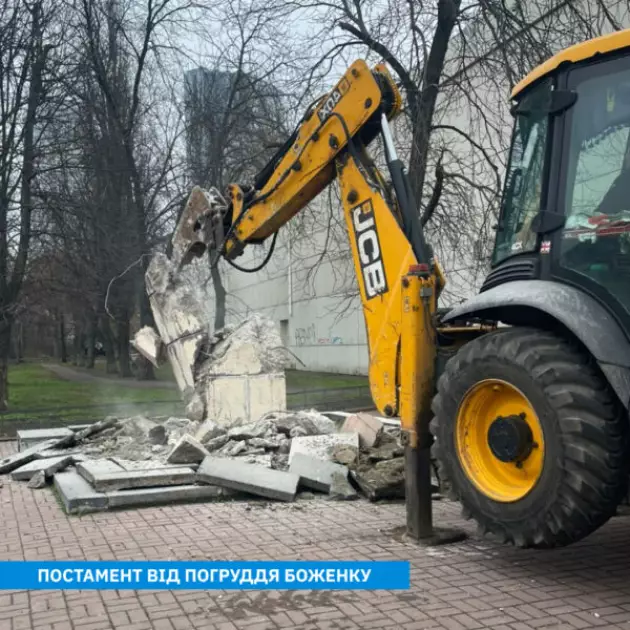 Київ очищують від радянської спадщини: у місті демонтували залишки постаментів - 4