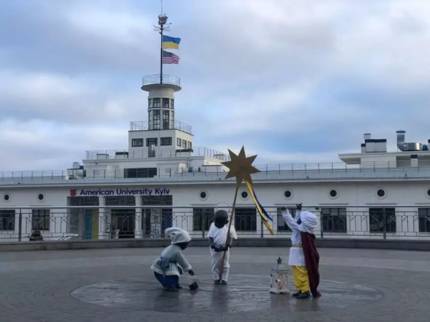 Різдвяна традиція Подолу: скульптури малюків-засновників отримали нові образи - 5