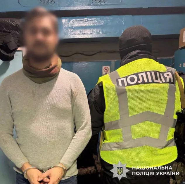 Напад із ножем у метро Києва: на «Контрактовій площі» поранено двох пасажирів - 1