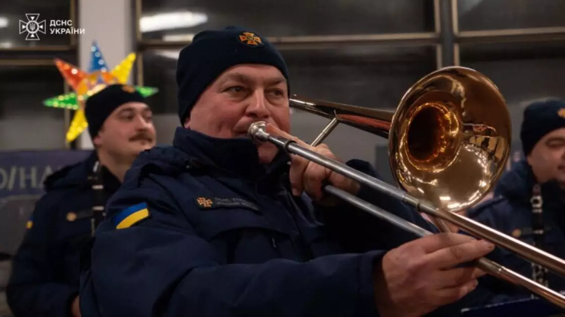 Колядки під склепінням метро: оркестр ДСНС влаштував різдвяний сюрприз на «Золотих воротах» - 3