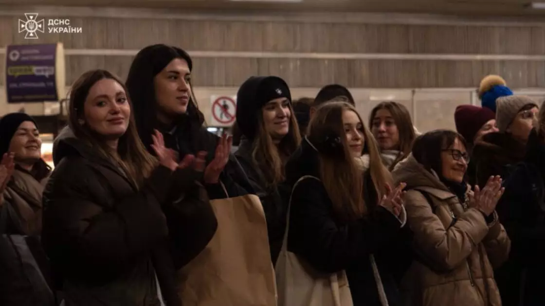 Колядки під склепінням метро: оркестр ДСНС влаштував різдвяний сюрприз на «Золотих воротах» - 2