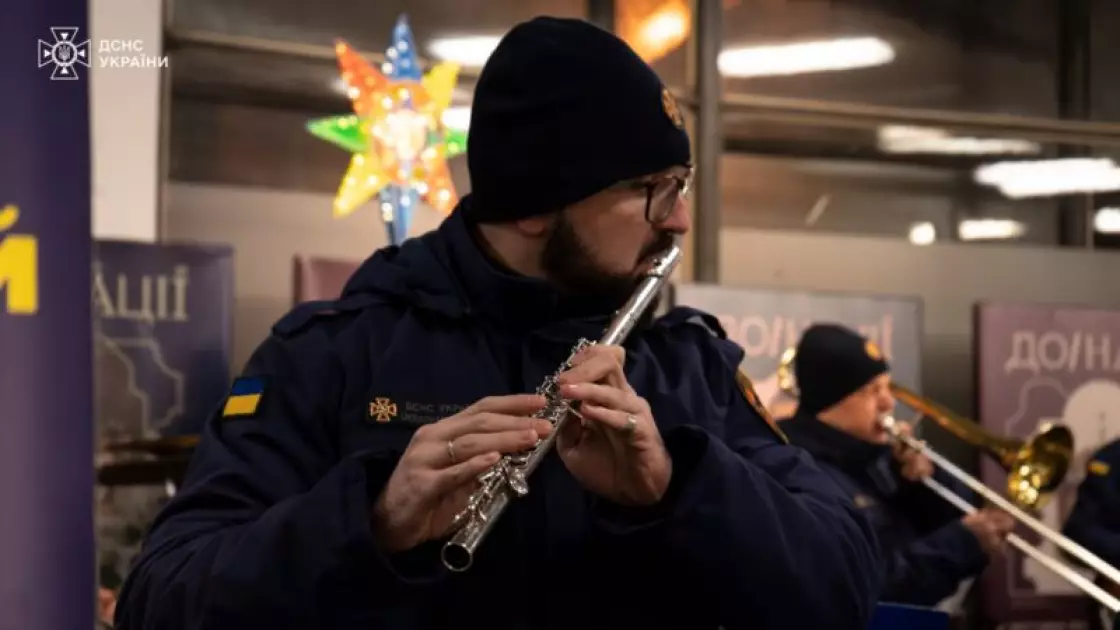 Колядки під склепінням метро: оркестр ДСНС влаштував різдвяний сюрприз на «Золотих воротах» - 1
