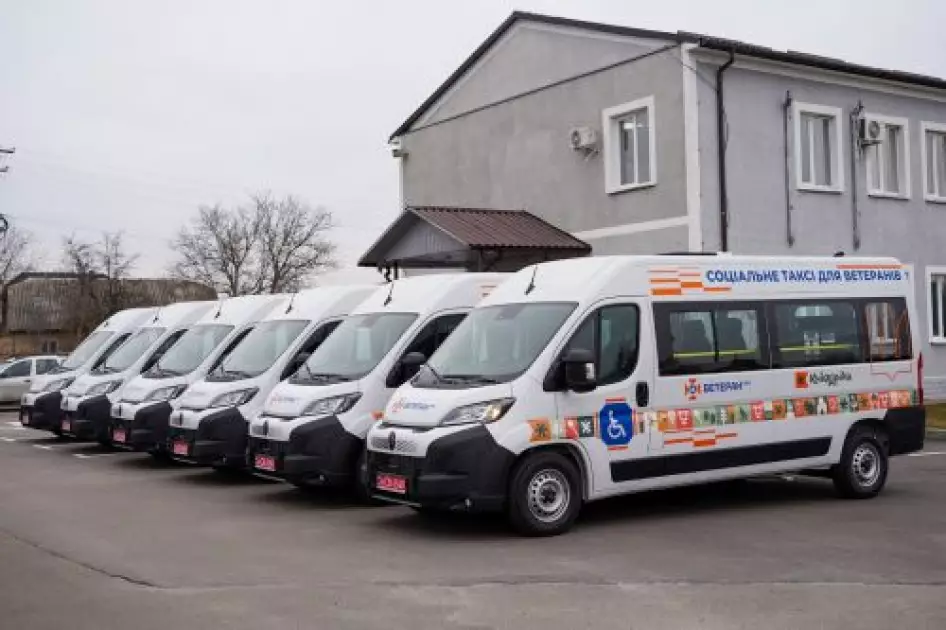 Соціальне таксі для захисників: на Київщині ветеранам передали інклюзивні авто - 1