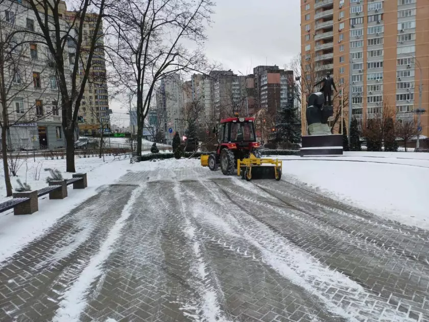 Комунальники з ранку в парках і скверах: Київ очищають від наслідків хуртовини - 2