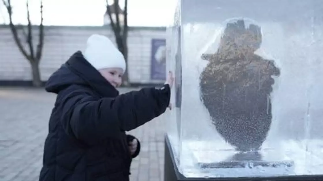 Крижане серце на Софійській: у центрі Києва з’явилася незвична різдвяна інсталяція - 1