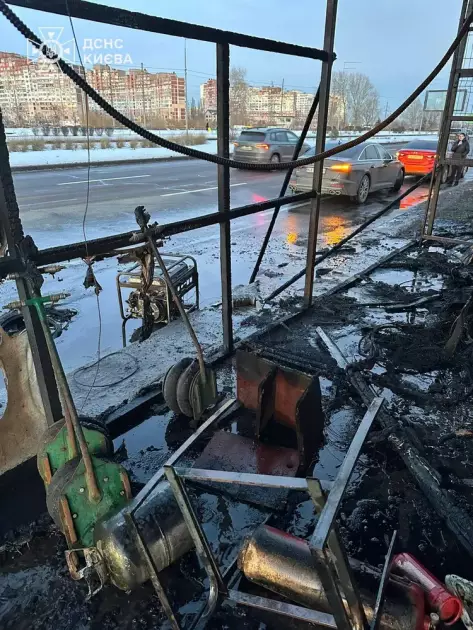 У Дніпровському районі Києва згорів шиномонтаж через пожежу - 3