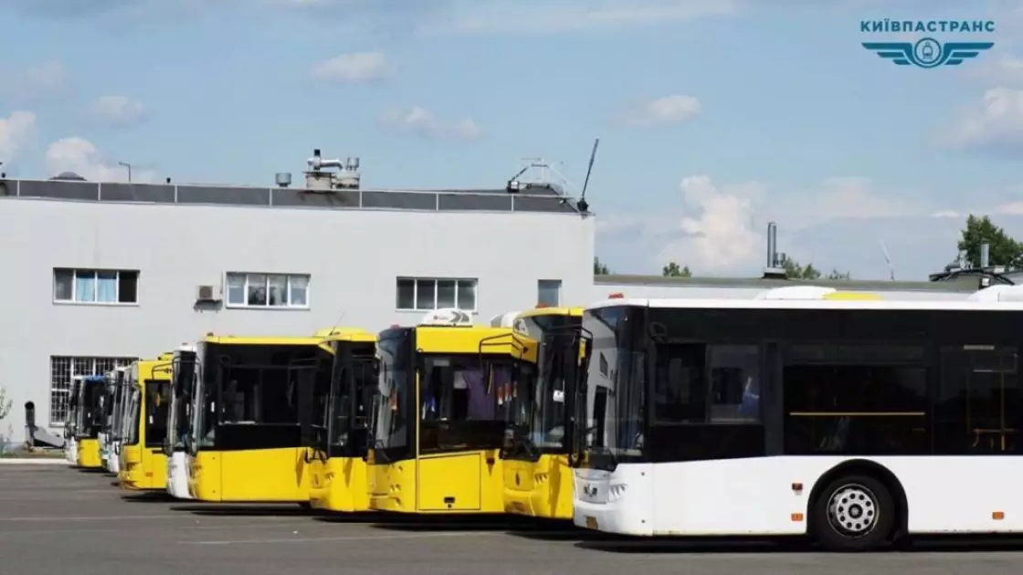 Гуманітарні автобуси зупинилися: Київ ризикує втратити сотні рейсів через бюрократію - 1