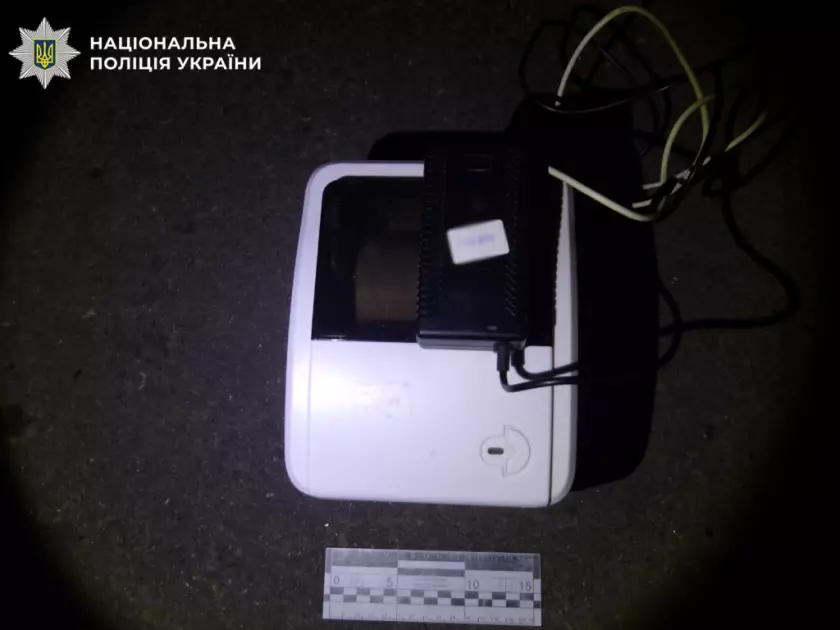 Грабіж у сервісному центрі: киянин схопив зарядну станцію і не втік - 1