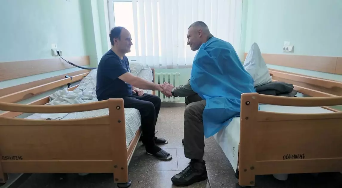 Кличко відвідав поранених після обстрілу та перевірив резервне живлення в опорній лікарні - 5