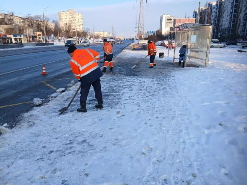 Київ розчищають від снігу цілодобово: задіяно сотні машин і понад дві тисячі людей - 2