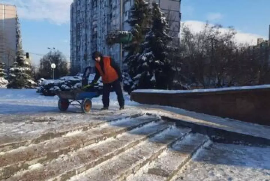 Морозний Київ: як місто справляється зі снігом та льодом - 2