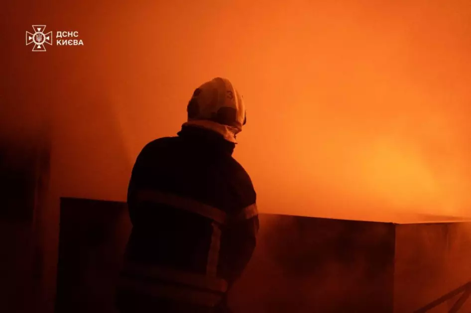 Нічна пожежа на Солом’янці: 600 м² складу вигоріли дотла - 2