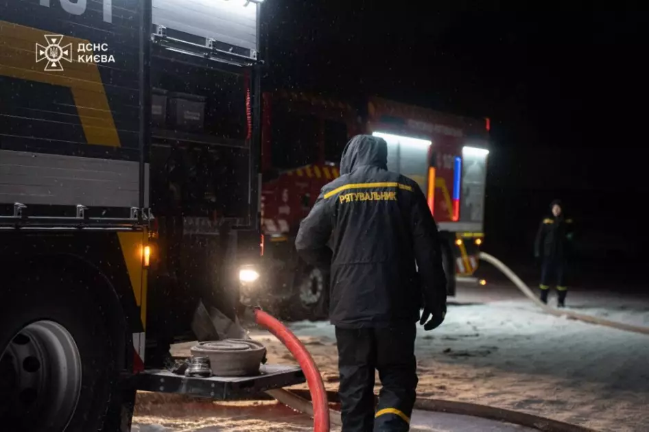 Нічна пожежа на Солом’янці: 600 м² складу вигоріли дотла - 1
