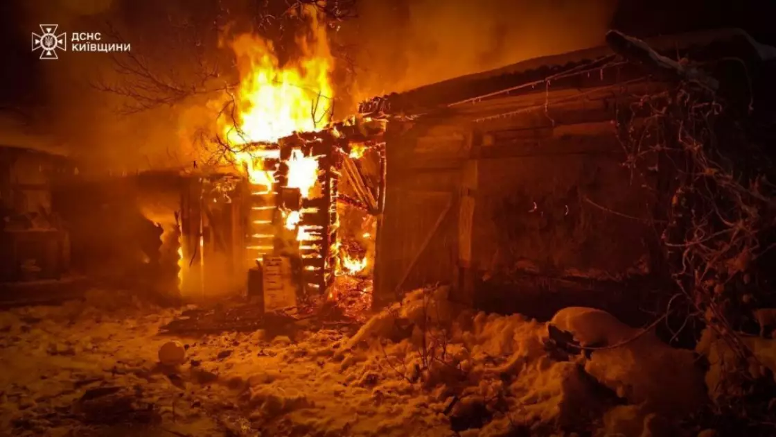 Після нічної атаки на Київщину рятувальники гасили пожежі в трьох районах - 1