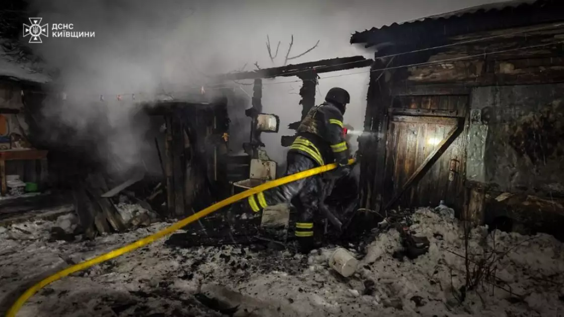 Після нічної атаки на Київщину рятувальники гасили пожежі в трьох районах - 2