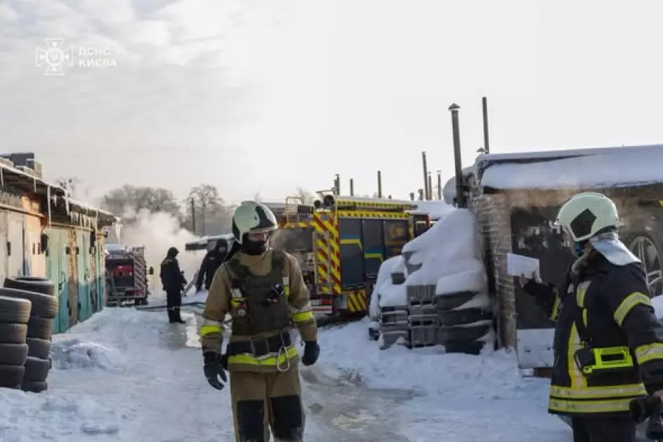 Пожежа в гаражному кооперативі на Солом’янці: згоріло авто, ще одне пошкоджене - 3