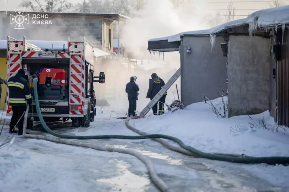Пожежа в гаражному кооперативі на Солом’янці: згоріло авто, ще одне пошкоджене - 2