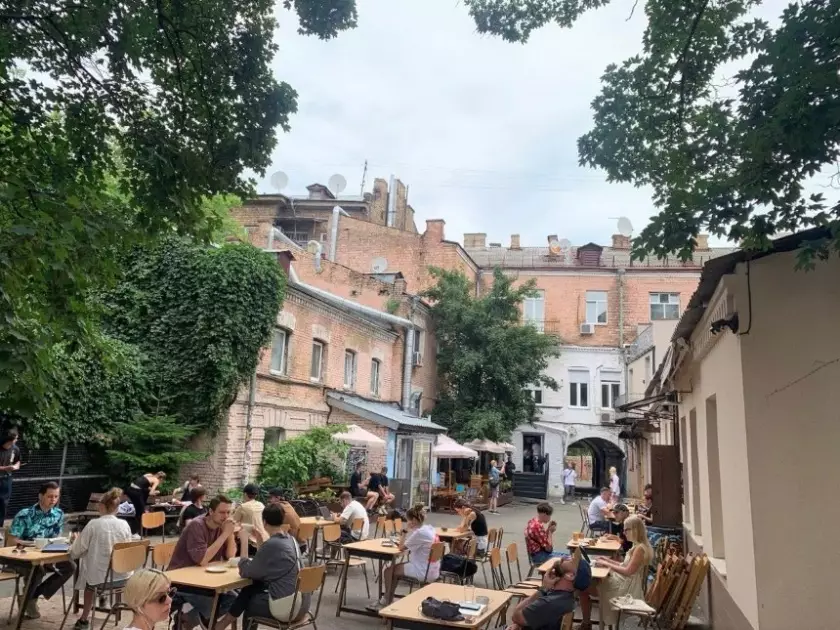 Культовий дворик з воронами під захистом: мер підтримав петицію за збереження будинку на Рейтарській - 1