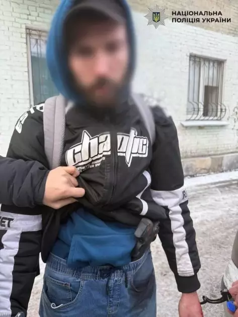 «Гангстер»-невдаха на проспекті Бажана: киянин намагався пограбувати обмінники з іграшковим пістолетом - 1