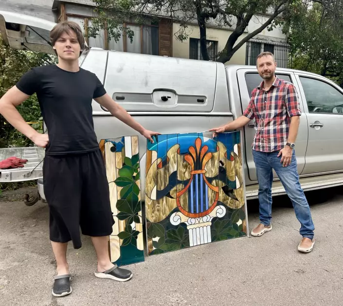 «Симфонія світла» повернулася додому: як у Києві врятували вітраж, викинутий на смітник - 1