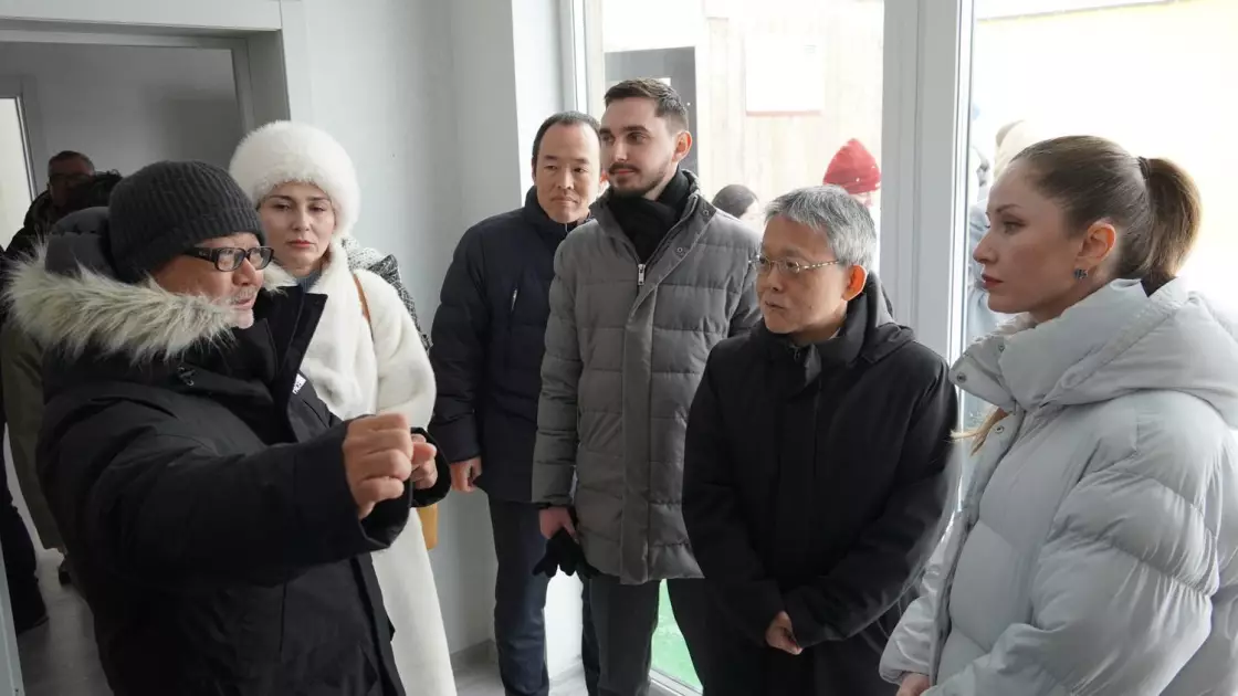 З сонячними панелями та Starlink: під Києвом медики-переселенці відсвяткували новосілля у «розумних» будинках - 1