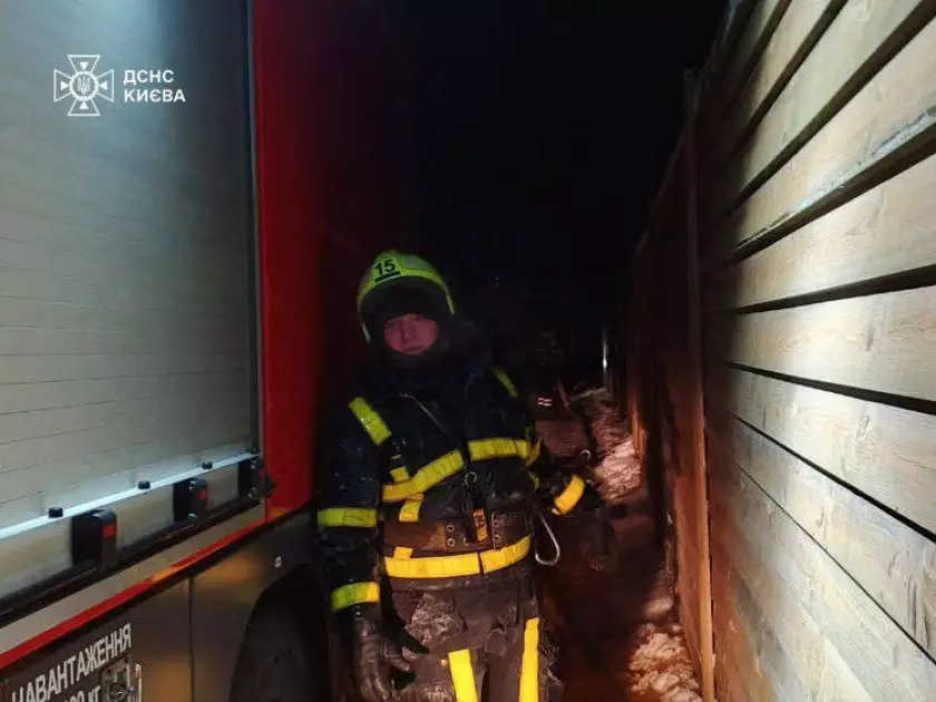 На Київщині вогонь охопив дах приватного будинку: пожежу гасили понад дві години - 3